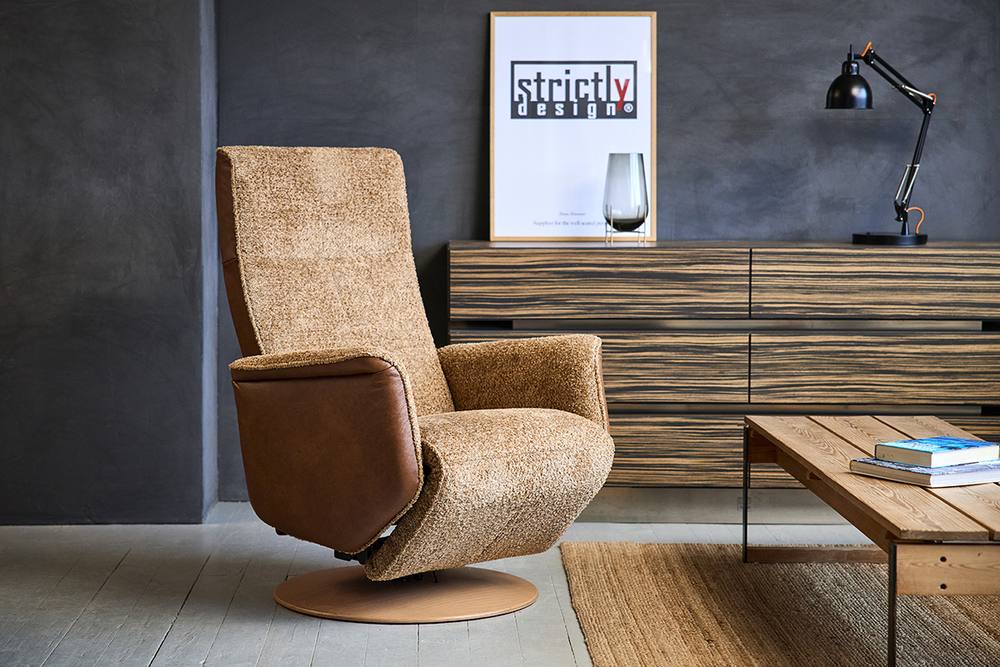 Winsor Lift recliner in beige fabric and cognac leather in a living room with wooden furniture